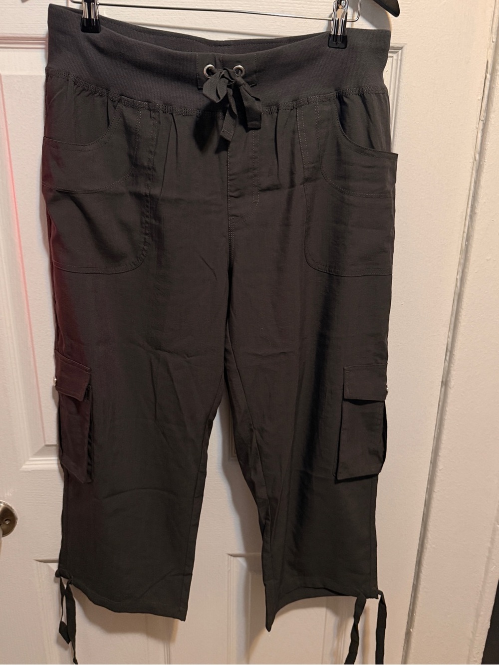 Women’s  Black Cargo Jogger Capris with Drawstring Waist